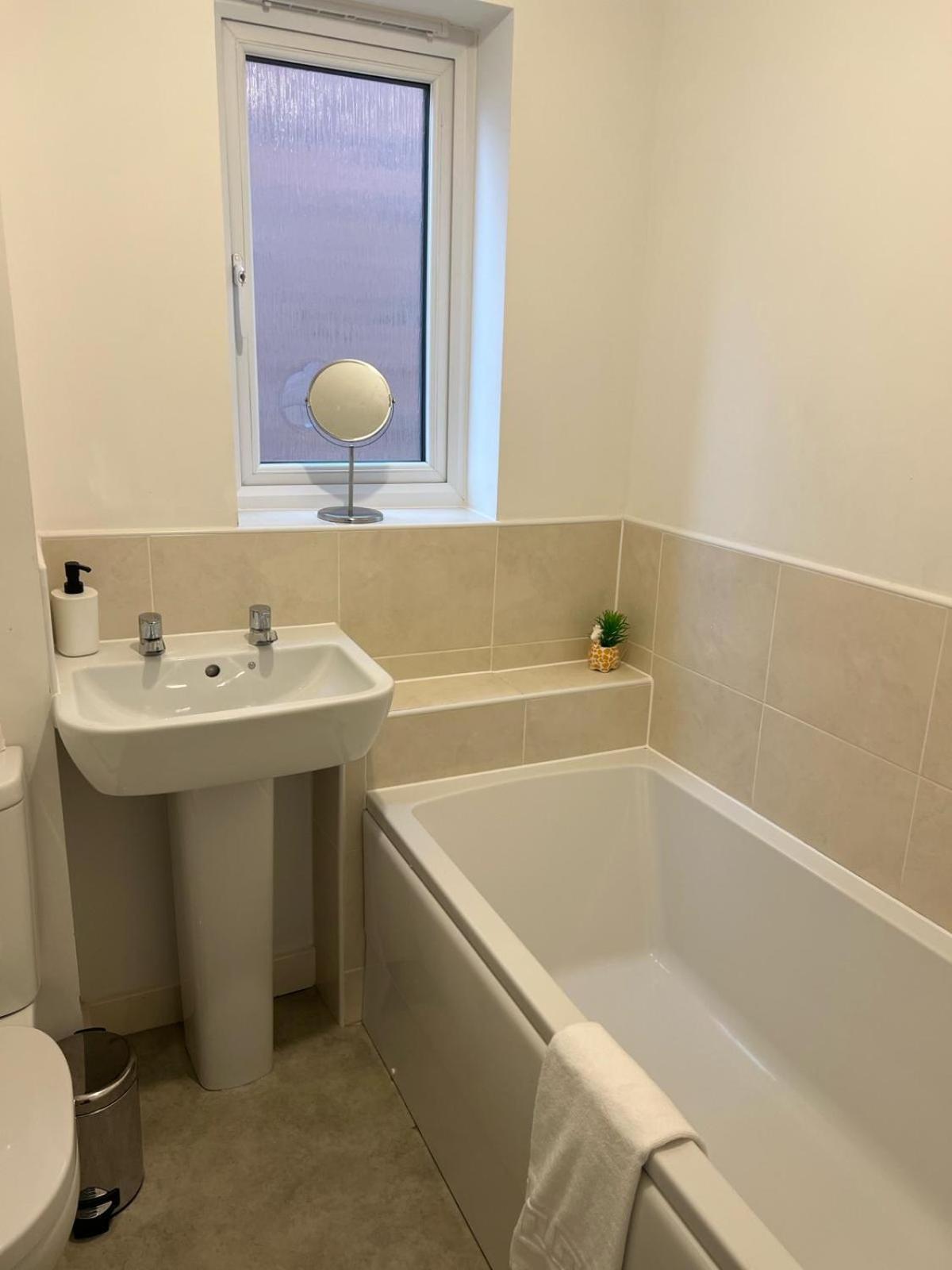 Village House St Mellons - Close To A48 And M4 카디프 외부 사진